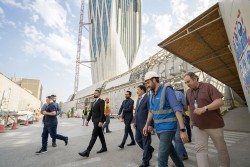 Central Bank Governor inspects the site of the new building and undertakes to solve the workers' problems