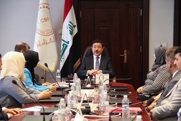 محافظ البنك المركزي العراقي يكرم اوائل الدبلوم العالي للتخطيط الستراتيجي