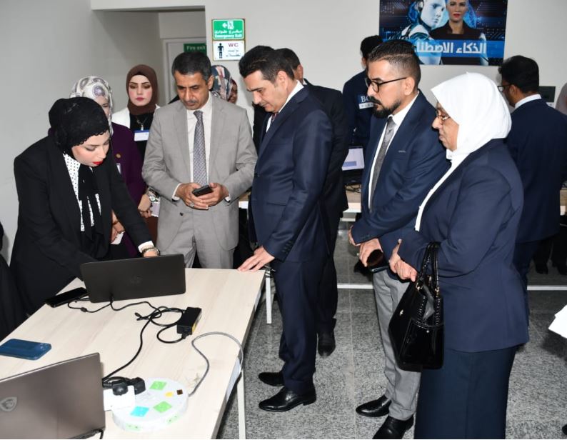 مدير فرع البنك المركزي العراقي يزور معرض البرمجيات الرابع في جامعة البصرة