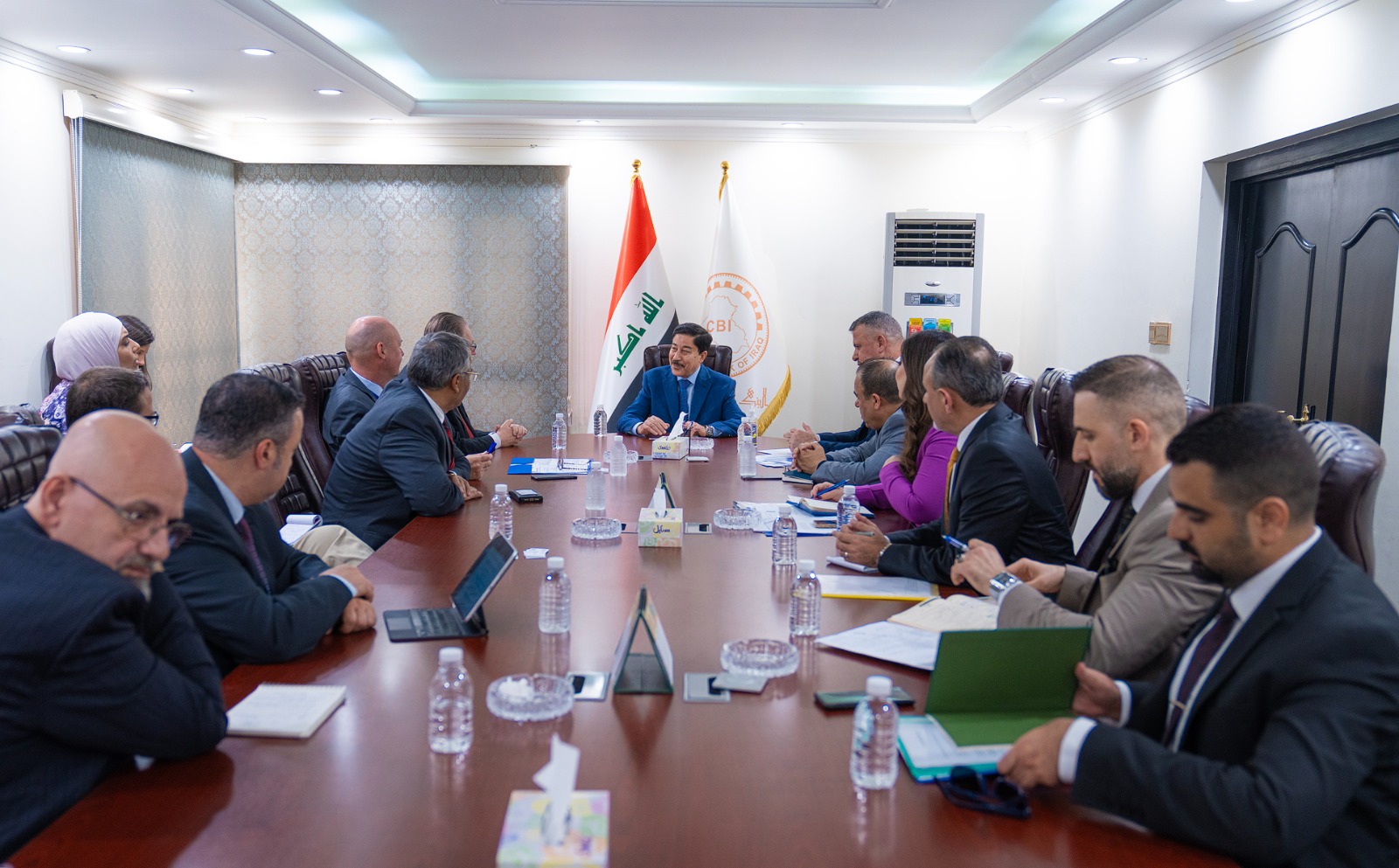 The Governor of the Central Bank of Iraq receives a delegation from the United Nations to agree on a package of programs between the two parties