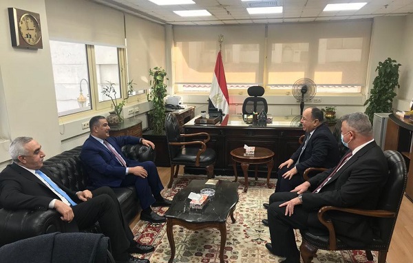 محافظ البنك المركزي العراقي يلتقي وزير المالية المصري في القاهرة