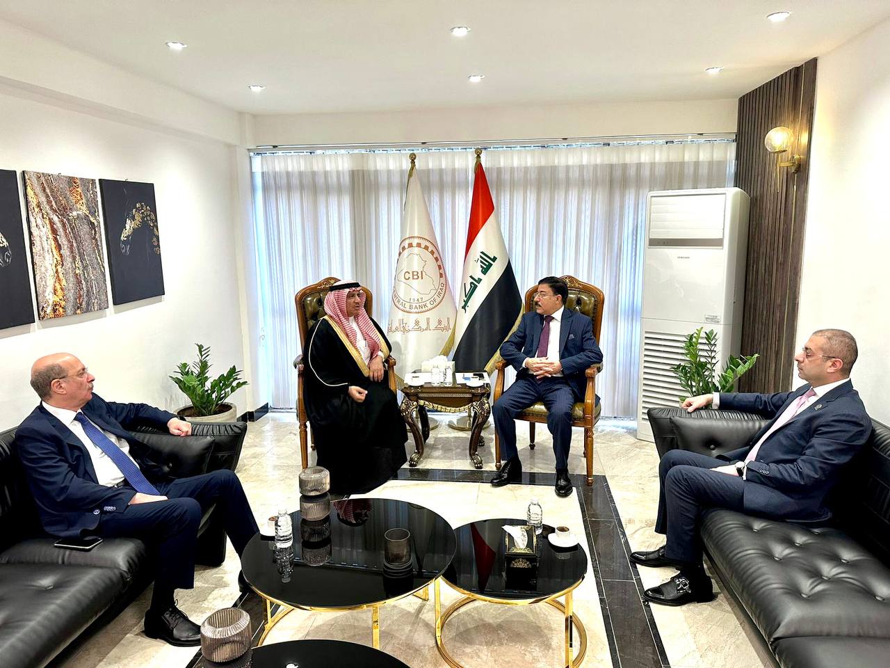 محافظ البنك المركزي العراقي يلتقي مدير عام صندوق النقد العربي 